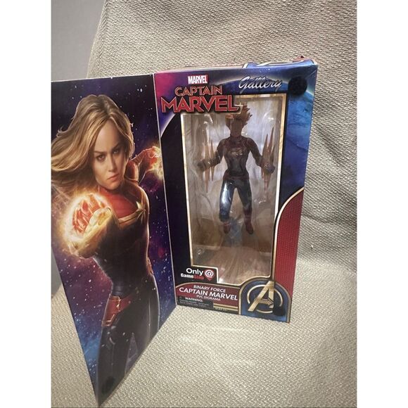 Diamond Select Gallery Binary Force Captain Marvel PVC Diorama Game Stop - Picture 1 of 10